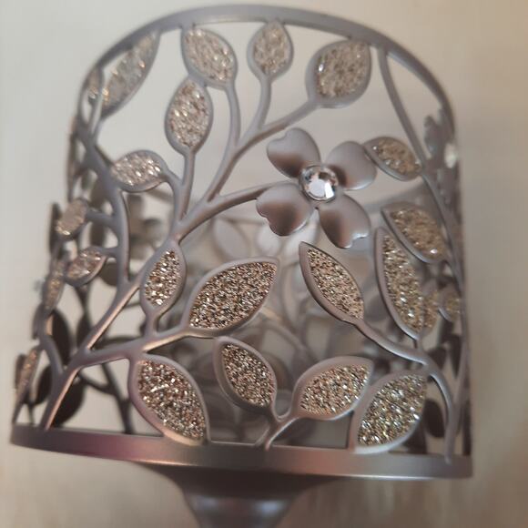 BATH & BODY WORKS 3-WICK SILVER FLOWER SPARKLE JEWELED PEDESTAL CANDLE HOLDER - Picture 2 of 5